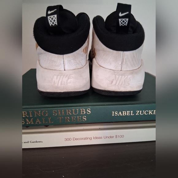 Nike Team Hustle D9 Mid Black Metallic Gold Basketball Shoes Size 5Y - Picture 3 of 7